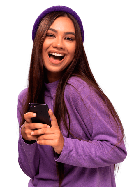 Atendente Leadzapi segurando um celular com a marca
